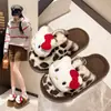 Sapatos Fofos de Gato da Moda com Pelo para Mulheres Uso Externo Outono e Inverno 2025 Novas Pantufas Fechadas com Estampa de Leopardo de Desenho Animado e Sola Grossa