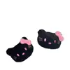 Muñeca de Gato hellokitty de Cuero Negro de Felpa de Dibujos Animados Broche Gatito Bufanda Calcetines Pantuflas Sombrero Colgante de Ropa