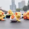 Micro-paisagem patinho amarelo fofo animal boneca feita à mão musgo decorações de jardinagem com pequenos enfeites de mesa