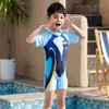 Traje de baño para niños Hombres 202 Nuevo Verano Protector Solar Transpirable de una pieza Traje de baño para niños Estudiante Vacaciones en Aguas Termales Traje de baño