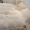 Estilo Renda Estilo Princesa Esculpido Leite Fleece Conjunto de Quatro Peças Totalmente Fosco Espessado Quente Adicionado Capa de Edredom Fleece Estilo Creme Lençol de Cama
