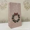 Bolsa de regalo navideña de fondo plano, bolsa de papel kraft con forma de manzana para Nochebuena, bolsa de regalo navideña sin asas.