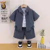 Conjunto de roupa de verão novo e estiloso para meninos, coleção 2026: roupas de bebê de manga curta, um conjunto de verão de três peças super legal para crianças, atacado disponível