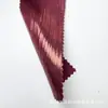 Tela satinada arrugada con estampado dorado integral, suave y con buena caída, con un efecto crepé brillante, adecuada para decoración de vestidos de moda y trajes de escenario.