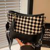 Bolso Cubo Versátil de Alta Gama Estilo Coreano Nuevo Diseño de Nicho 2026 Bolso de Hombro Cruzado con Correa Ancha para Mujer Otoño e Invierno