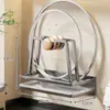 Estante para tapas de ollas de nuevo diseño, sin perforaciones, montado en la pared, estante de almacenamiento de cocina multifuncional para sostener tablas de cortar - un organizador imprescindible