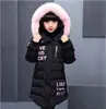 Ropa infantil abrigo acolchado de algodón para niñas 2023 Invierno nuevo estilo coreano para niños medianos y grandes abrigo acolchado de algodón de longitud media con cuello de pelo para niños