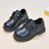 Zapatos Negros de Cuero para Niños 2026 Otoño Nuevo Modelo Estilo Británico Estudiante Suela Suave Zapatos para Actuaciones en el Campus Zapatos Casuales Elegantes para Niños