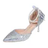 Sapatos de casamento de salto alto prateados para mulheres, novo estilo 2026, bico fino, laço de strass, uso bidirecional, sapatilhas com corrente de contas