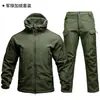 Nova jaqueta camuflada masculina três em um à prova d'água com forro de fleece, estilo tático transfronteiriço, jaqueta moderna e estilosa para esportes ao ar livre