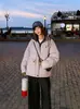 Jaqueta de Algodão Cor Color Block com Gola Alta Estilo Coreano Nova para Mulheres 2026 Inverno, Casaco Curto Solto Espesso com Toque de Luxo para Tamanhos Pequenos