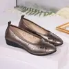 Novos Sapatos de Mãe de Couro Patente Primavera/Verão 2026 com Design Vazado, Salto Anabela, Sola Macia, Respiráveis, Slip-On, Sapatilhas Femininas de Tamanho Grande