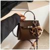 Bolsa de Mão Pequena Versátil Retrô Outono e Inverno para Mulheres 2026 Nova Tendência Padrão Lichia Popular Bolsa Quadrada Pequena Bolsa Pequena Transversal
