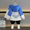 Jaqueta com Capuz para Meninos Primavera e Outono 2026 Nova Roupa de Primavera Estilosa para Crianças Moda Masculina Jaqueta Legal de Primavera e Outono