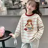 Camiseta de manga larga a rayas de algodón puro para niña, nuevo estilo primavera y otoño 2026, top casual versátil de Instagram, camiseta básica para niños, moderna