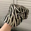 Gorra de hípica de ala plana con estampado de leopardo y remaches tachonados, gorra de vendedor de periódicos vintage desgastada de alta gama, gorra de mujer moderna y única