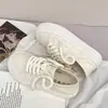 Sapatos brancos finos de verão para mulheres 2023 novos sapatos de lona respiráveis com sapatos de saia meias chinelos slip-on sapatos femininos