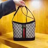 Bolso de mano de alto valor para mujer 2026 nuevo retro de gran capacidad tipo cubo bandolera individual versátil de moda con temperamento bandolera