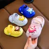 Novos tamancos antiderrapantes infantis, chinelos de novo estilo para meninos e meninas, adequados para uso externo, tamancos infantis com sola grossa