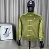 Nova jaqueta esportiva de botões estilo chinês para homens, com gola alta, três listras e um design retro de terno Tang, adequada para uso casual na primavera e no outono.