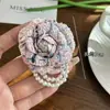 Moda Outono e Inverno Novo Broche Flor Camélia Dourada Estilo Fragrante com Tassel de Pérola Broche de Alto Padrão Levemente Luxuoso com Sensação de Alto Padrão