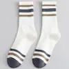 Meias de Algodão Listradas Tendência Primavera e Verão para Homens, Meias Respiráveis Resistentes a Odores, Meias Esportivas de Cano Médio para Corrida, Meias Longas Versáteis Color-Blocking Estilo Ins