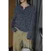 ¡Estilo coreano! Suéter de punto de cuello semihabierto a rayas color-block, de un solo botón, para mujer, Otoño 2026