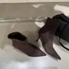 Botas de tacón alto de aguja de punta fina de gamuza estilo retro Chuyuji con un ambiente de otoño-invierno y elegante cremallera trasera