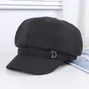 Nova boina octogonal de metal com fivela de letra estilo britânico da fábrica original, uma boina quente e estilosa para mulheres, perfeita para outono e inverno