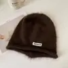 Touca de tricô estilo coreano com aplique, doce e fofa, felpuda e quente, adequada para mulheres no outono e inverno, com circunferência de cabeça grande, e projetada para manter as orelhas aquecidas
