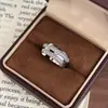 Anillo de Diamante Sintético Cuadrado de Cuatro Garras de Azúcar de Roca Estilo Nuevo Incrustado con Diamante de Alto Carbono Versátil de Uso Diario de Nicho Anillo para Mujer con Temperamento