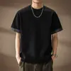 Camiseta de manga curta de alta qualidade, minimalista e versátil para homens, apresentando um novo design de verão com um padrão patchwork xadrez, corte solto, gola redonda e tecido de peso pesado, tornando-a uma peça da moda