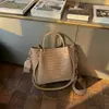 Bolsa Tote Pequena Tecida Feminina de Nicho para o Dia a Dia com Alça de Mão 2026 Nova Bolsa de Ombro Cruzada Diária Tipo Saco Transfronteiriça