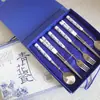 Conjunto de louça de porcelana azul e branca estilo nacional conjunto de talheres de aço inoxidável conjunto de 4 peças conjunto de colher e hashi para quatro pessoas