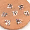 A4678 Colgante de loto hueco tricolor, colgante pequeño de aleación de loto, fábrica de materiales para pulseras y pendientes, 200 piezas/paquete