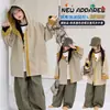 Gabardina de bloques de color para niñas, nueva colección otoño 2026, prenda exterior de longitud media estilo coreano para niños, elegante y a la moda para niñas mayores, hecha de algodón puro