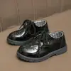 Sapatos Infantis de Couro Primavera e Outono Estilo Quente Estilo Academia para Meninos Sapatos Pequenos de Couro Sapatos de Solado Único Estilo Britânico Preto e Branco de Couro Envernizado para Meninas Sapatos de Princesa
