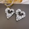 Brincos Personalizados Europeus e Americanos Vazados de Coração de Lava, Brincos Metálicos Exagerados Retrô, Brincos Elegantes de Design de Alta Qualidade