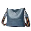 Bolsa Saco Feminina 2023 Nova Bolsa de Ombro Transversal Feminina de Couro Macio Simples Versátil Bolsa de Grande Capacidade para Meia-Idade e Idosos Tendência