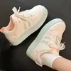 Zapatillas para niñas 2026 primavera y otoño nuevo estilo zapatos blancos para niñas, zapatillas con forro de felpa, zapatos infantiles de moda para niños mayores y estudiantes