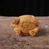 Atacado Escultura em Madeira de Cipreste Cliff de Tartaruga Dragão Negro Animal Decorações de Mesa para Escritório Artesanato Peças de Mão Novo Modelo Dropshipping