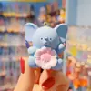 Novo Chaveiro de Flor de Desenho Animado Segurando Pequeno Animal para Mulheres, Fofo, Moda, Boneca de Resina Exquisita, Pingente para Chaveiro/Bolsa