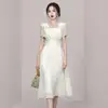 Vestido Francês Feminino Transfronteiriço Europeu e Americano Verão 2022 Novo Elegante Gola Quadrada Mangas Bufantes Contas Cintura Apertada Emagrecedor