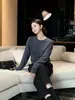 Maven Lin, un suéter 100% lana simple y cómodo con cuello redondo y mangas superpuestas, que presenta un elegante diseño de abertura