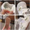Tênis Feminino 2026 Primavera Novo Modelo Sapatos Casuais Infantis Florais Solado Macio Sapatos para Caminhada de Bebê para Crianças Pequenas
