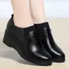 Plataforma de Comércio Exterior Transfronteiriça Sapatos de Salto Sapatos de Couro Femininos 2026 Novo Estilo Sapatos Femininos de Fundo Plano para Meia-Idade e Idosos Couro Macio Sapatos para Mãe Primavera e Outono Sapatos de Salto Único