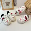 KT Zapatos de Tela para Niñas Lindos de Lunares con Concha en la Cabeza Estilo Otoño 2026 Niños Medianos y Grandes Casuales Blancos Zapatos Individuales para Niños Modernos