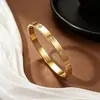 Exclusivo para e-commerce transfronteiriço europeu e americano: Conjunto de pulseira com corrente oca gravada de trevo de quatro folhas e pulseira cravejada de diamantes para mulheres, joias de aço inoxidável