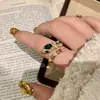 Anel de Cobra Esmeralda Antigo Médio Vintage Luxo Leve Sensação de Alta Qualidade Cravejado de Diamantes em Forma de Cobra Enrolada Anel de Dedo Vivo