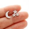 Arete Asimétrico de Luna y Estrella para Chicas, Acero Inoxidable de Cuatro Colores, Geométrico Simple, Mini Media Luna, Estrella de Cinco Puntas, Clavo de Oreja